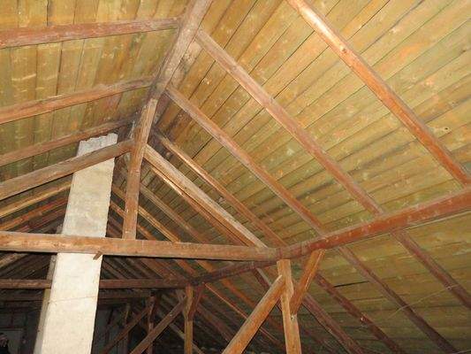 eingebretterter Dachstuhl