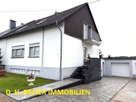 Seitenansicht und Garage