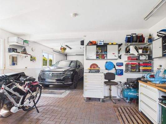 Garage mit Werkstatt und Grube