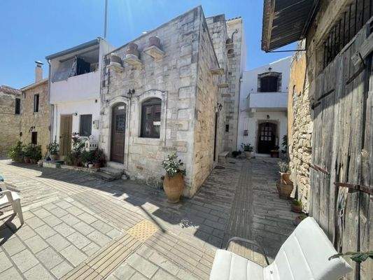 Kreta, Margarites: Renoviertes Steinhaus im Dorf zu verkaufen