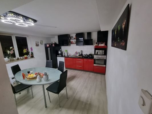große Wohnküche mit Speisekammer