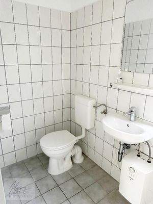 Toilette mit Waschbewcken und WC