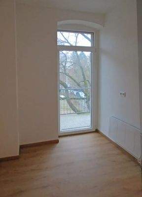 Blick aus der Küche auf den Balkon