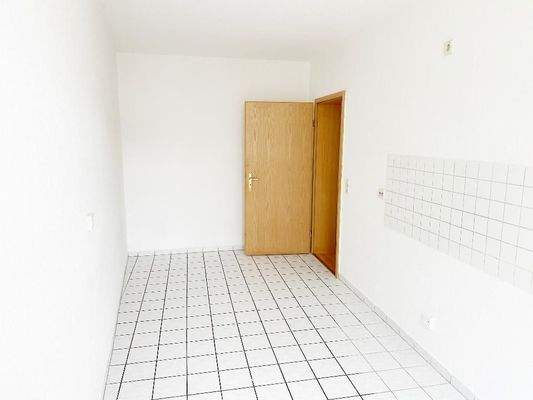 Küche mit Blick Richtung Flurbereich