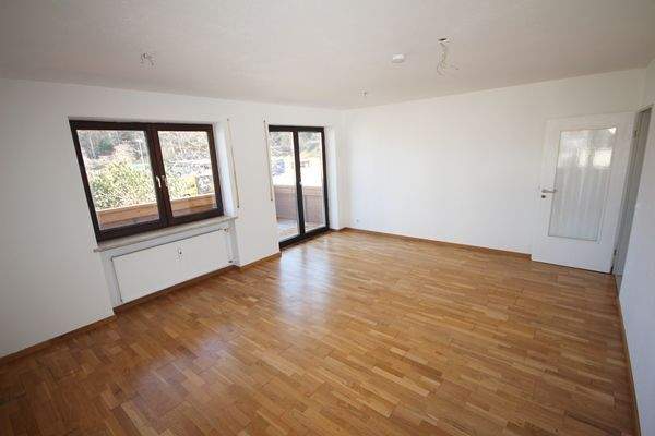 Die großen Fenster lassen das Licht und die Natur in die RäumeWohnzimmer 4853