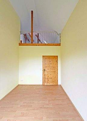 Zimmer mit Öffnung zum Dachgeschoss