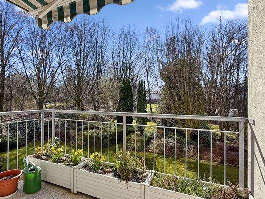 Sonniger Südwest-Balkon mit Markise