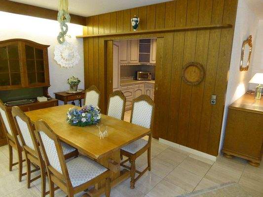 Essplatz mit Schiebetür zur Küche offen.JPG