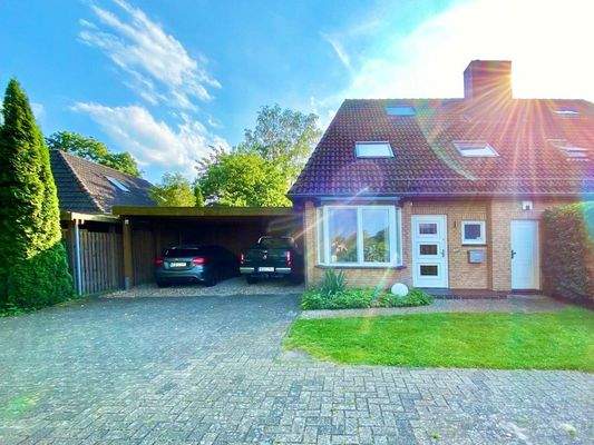 Frontansicht mit Doppelcarport