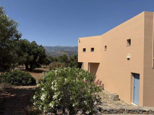 Kreta, Exo Lakkonia: Villa auf dem Land mit Pool, Olivenhain und Bergblick zu verkaufen