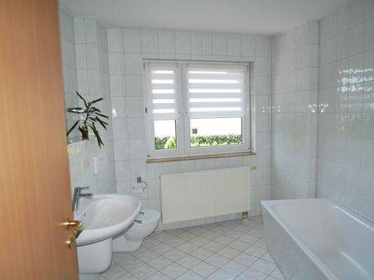 Tageslichtbd mit Wanne und Dusche im Obergeschoss (Beispielbild)