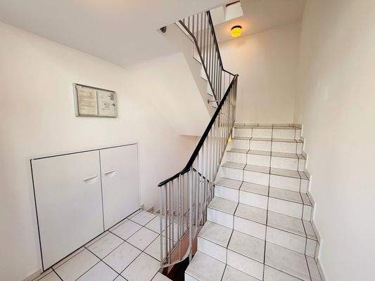 6 Treppenhaus Eingangsbereich