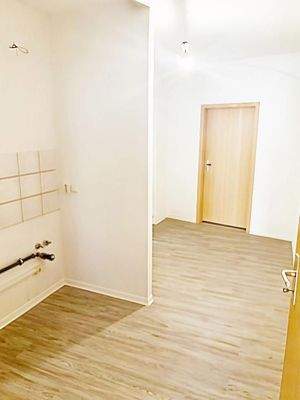 Kochnische mit Blick Richtung Flurbereich