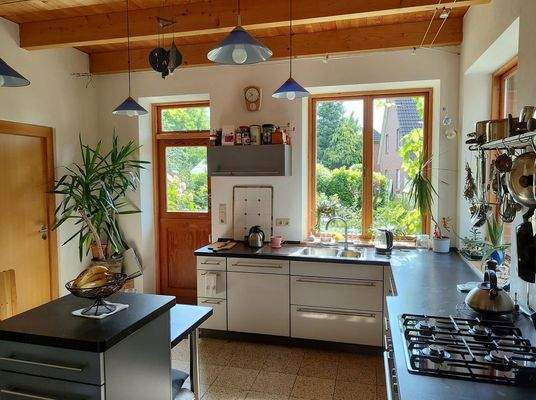 Küche mit Klöntür zum Garten