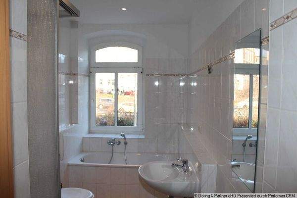 Bad mit Dusche und Fenster