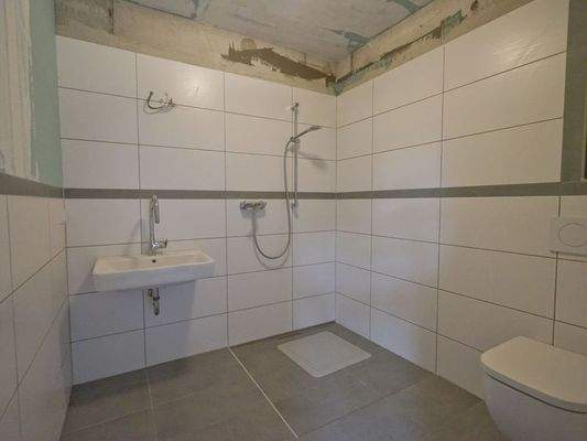 Bad mit bodengleicher Dusche