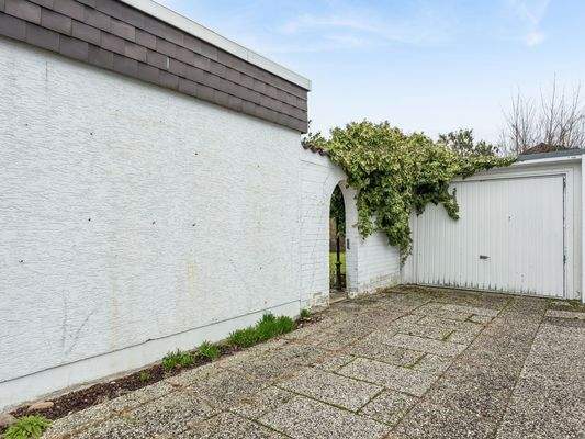 Garagenzufahrt und Stellplatz