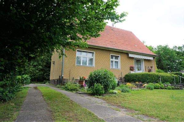 Haus von hinten mit Terrasse