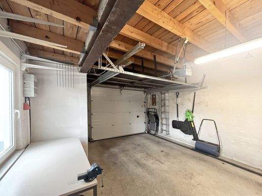 Geräumige Garage mit Arbeitsfläche