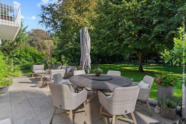 Terrasse vor dem Esszimmer mit wunderschönem Gartenblick, ...