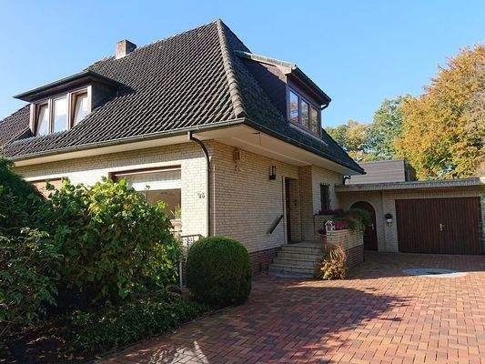 Zufahrt und Hauseingangsbereich