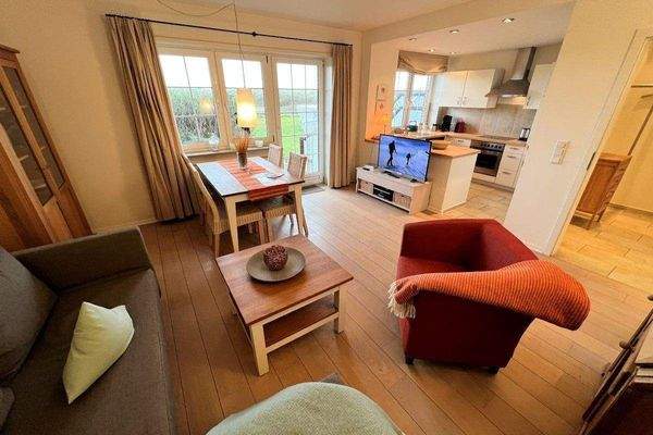 Wohn- und Esszimmer mit Südterrasse