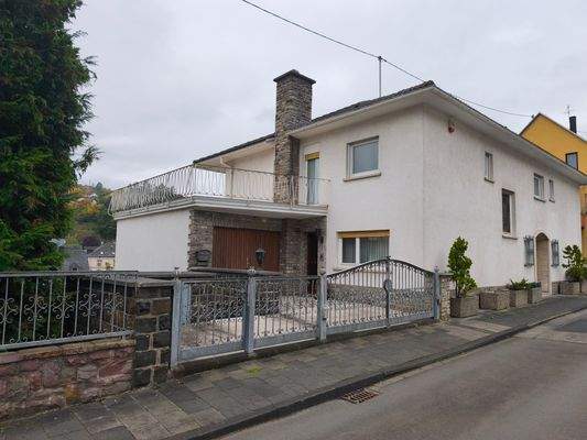 Vorne Straße mit Garage