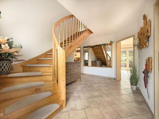 Diele, Teppe zum OG und allen Räumen im EG