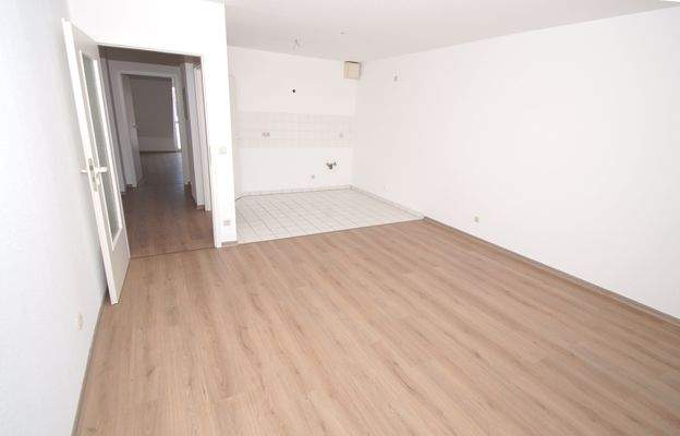 Wohnzimmer mit offener Küche