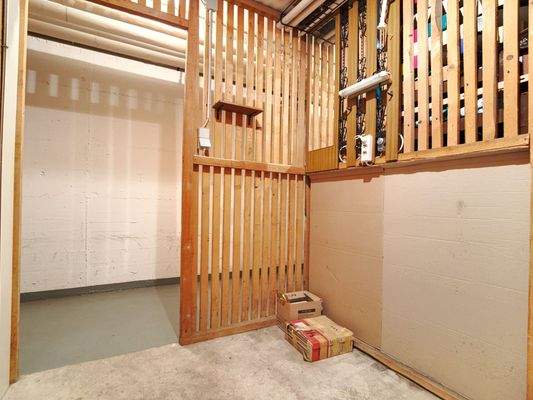 Keller mit Storm & Licht