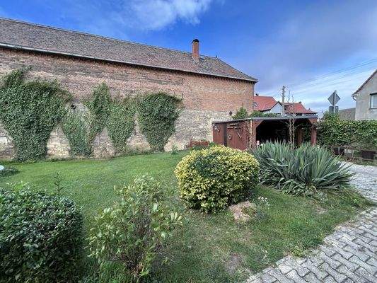 Innenhof mit Carports