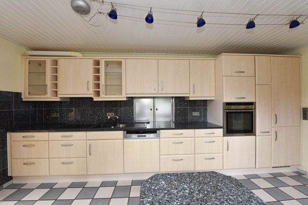 EBK mit Granit Arbeitsplatte & hochwertige E-Geräte 