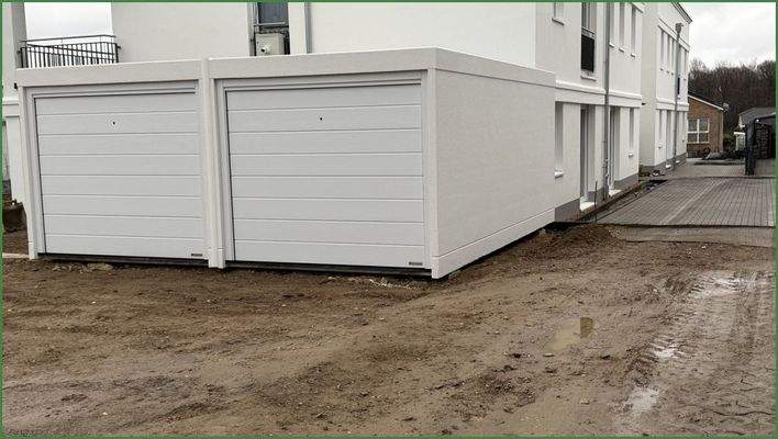 Die ersten beiden Garagen stehen