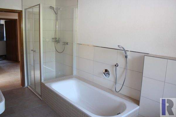 Bad mit Wanne und Dusche