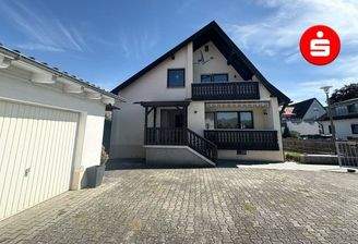 Hausansicht mit Garage