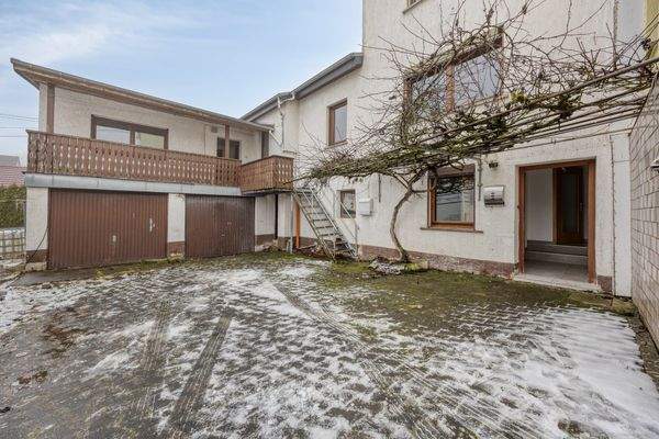 Hintere Wohneinheit mit Garagen & Hof