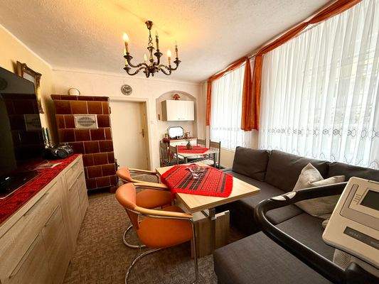 Wohnzimmer mit behaglichem Kachelofen