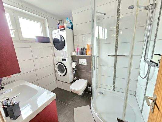Tageslicht-Bad mit Dusche & WC & Waschmaschinenanschluss