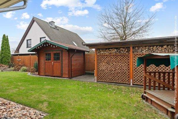 Garten mit Gartenhaus und Holzlager