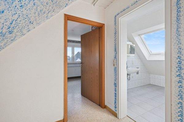 2.OG: Bereich vorne halbe Treppe Bad und Zimmer mit Küchenanschlüssen