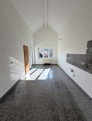 Lichtdurchfluteter Raum mit Spitzbodenarchitektur und optimaler Raumhöhe