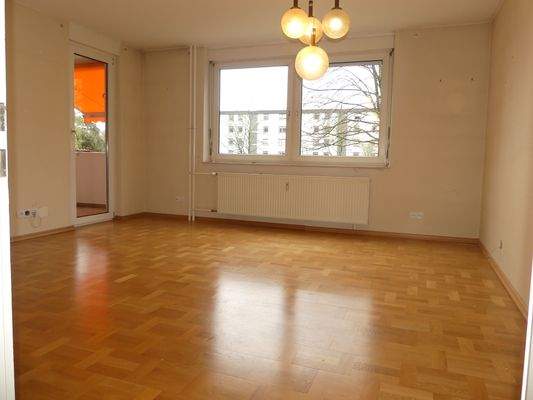 Wohnzimmer mit Ausgang zum Balkon