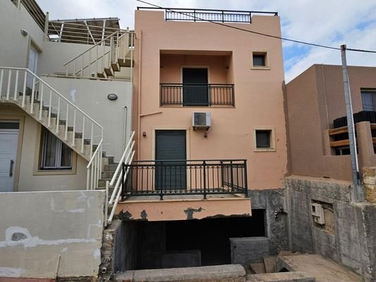 Kreta, Koutouloufari: Haus im Dorfzentrum mit großer Dachterrasse mit herrlichem Blick auf Hersonissos und das Meer zu verkaufen