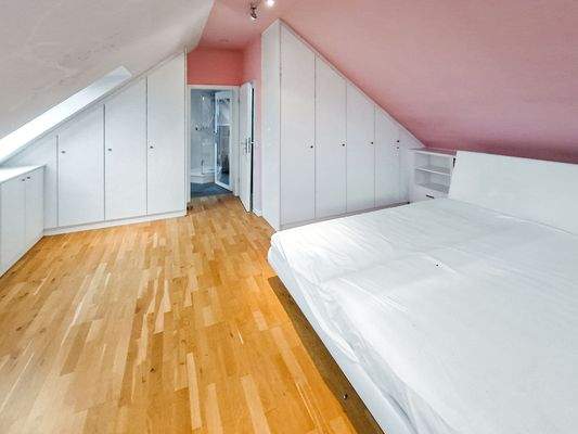 Zimmer mit Einbauschränken DG