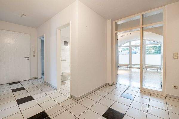 zentrale Diele mit Blick in den Wohnraum