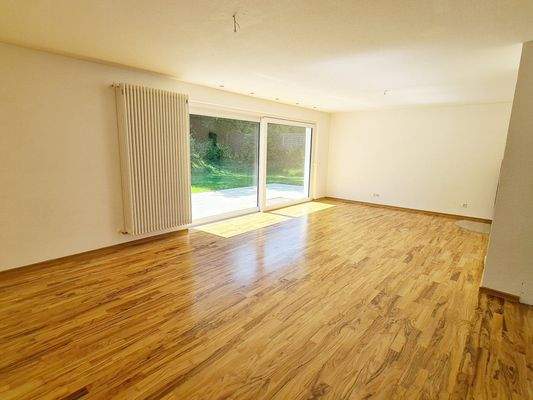 Wohnzimmer mit Zugang zu Terrasse und Garten