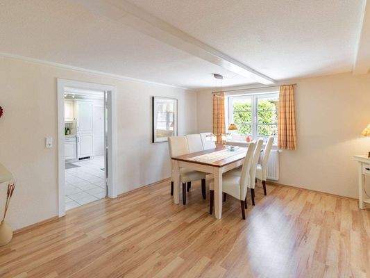 Essbereich mit Zugang zur Küche