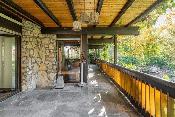 Sitzecke außen und Laubengang