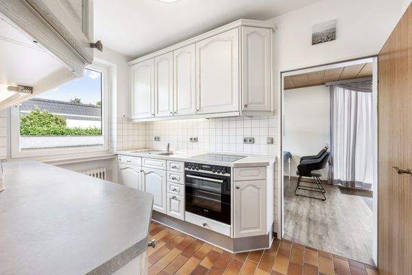 Küche mit Zugang zum Wohn- und Esszimmer