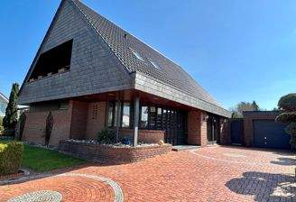 Haus mit Garageneinfahrt